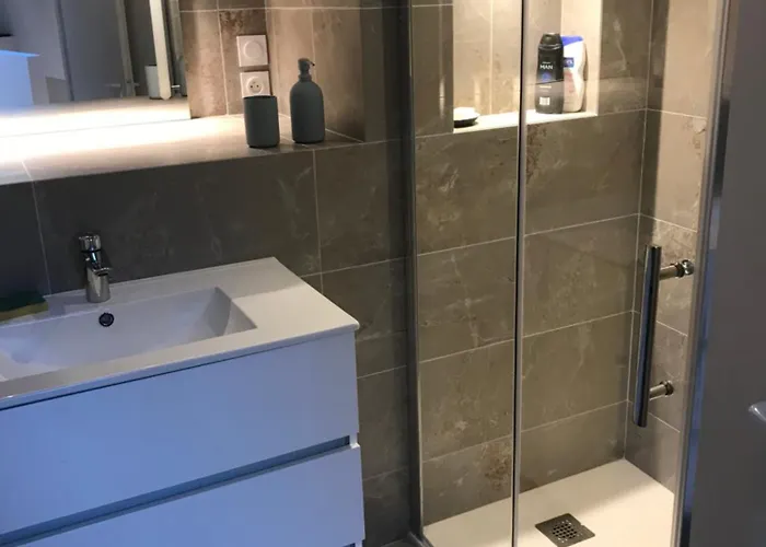 Appartement Atypique Et Merveilleuse Petite Maison En Plein Cœur De Nice, à Proximité De La Et Des Plages *